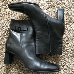 Naturalizer bootie black size 7N.